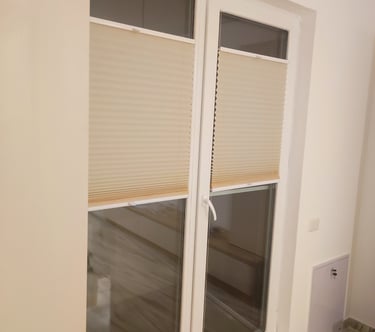 Jaluzelele SEV HOME oferă control complet al luminii și intimității. Disponibile în diverse material