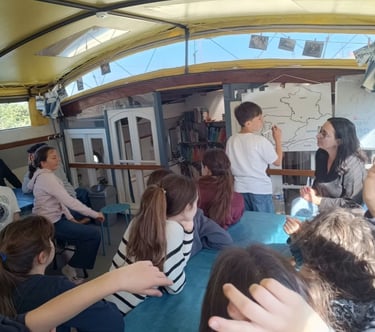 Intervention pédagogique avec des élèves lors d’une classe découverte en péniche