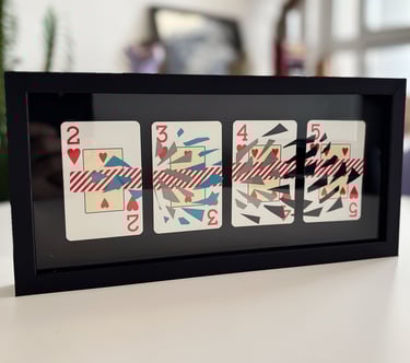 imagem da obra, composta por 4 cartas de baralho com intervenções de washi tape e fita isolante, emolduradas com fundo preto.