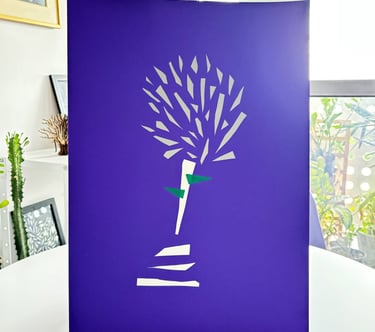 arte de fitas adesivas prata, branca e verde sobre papel roxo.