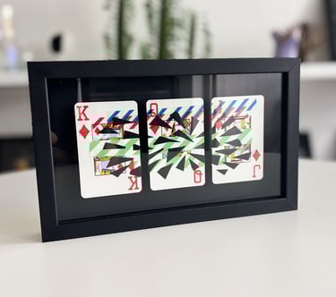 foto da arte contemporânea feita com fitas adesivas, seladora e washi tape sobre cartas de rei, rainha e valete de paus.