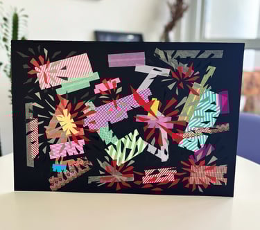 imagem da obra de arte contemporânea feita de fitas adesivas, washi tape e fita isolante sobre fundo preto.