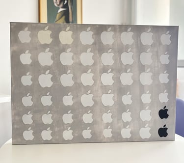 foto da arte contemporânea composta de uma tela de 70x50 cm pintada em cinza claro coberta por 48 adesivos da apple.