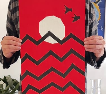 papel vermelho, onde um sol branco está desenhado com fitas, que também fazem o desenho de ondas pretas e duas aves no céu.