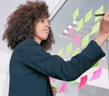jovem líder delegando tarefas em startup de tecnologia