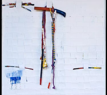 une suspension couleur murale sur un mur