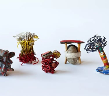 un groupe de petites sculptures de différents types d'art