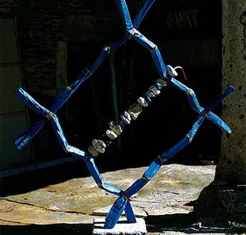 une sculpture bleue aérée sur fond sombre