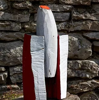 une sculpture d'une fusée sur une paroi rocheuse