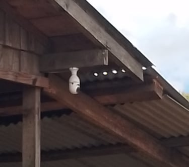 Camera de vigilancia no oitão de uma residencia para segurança