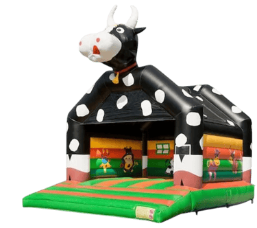 Springkussen in de vorm van een koeienstal met boerderijthema, inclusief speelelementen.