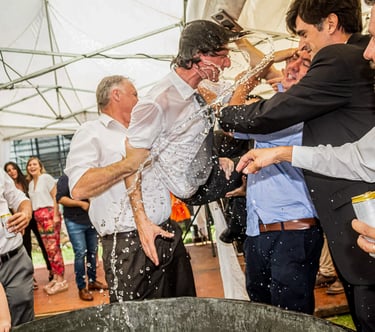 el novio es sacado del agua groom
