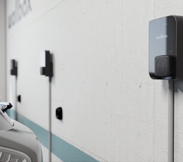 Tarpusavyje komunikuojanti elektromobilio įkrovimo stotelė, kuri pasidalina galią su kita stotele