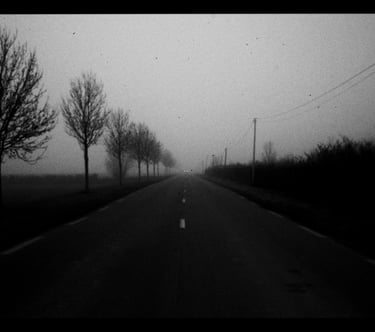 Phares dans la brume sur les routes du Nord | Photographe mariage Hauts de France