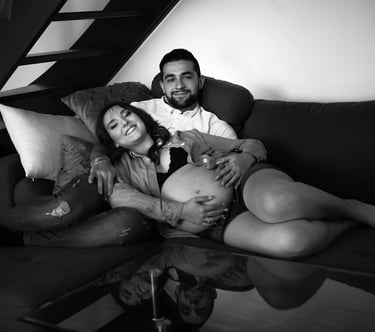 couple étendu sur le canapé pour une photo de grossesse