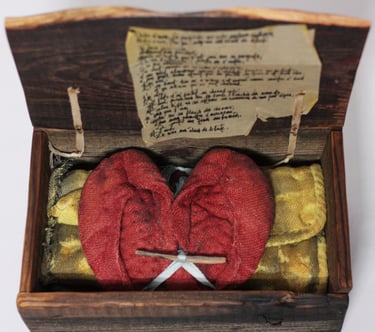 karine-nguyen-van-tham-seuil, boite en bois, chaussure et tapis sculptés, teintures végétales, poeme