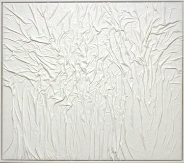 Opera d'arte minimalista da parete, monocromatica bianca e materica, con pieghe e drappeggi astratti