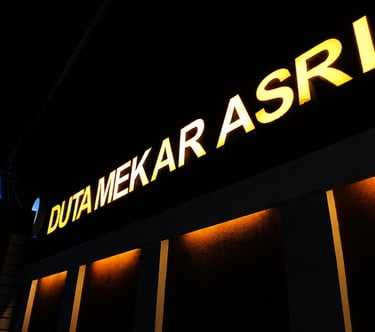 Hasil pemasangan huruf timbul LED menyala untuk Duta Mekar Asri oleh Angel Family Laser.