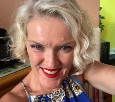 Femme blonde souriante.
