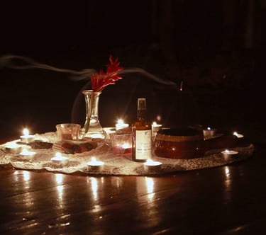una mesa con velas y productos