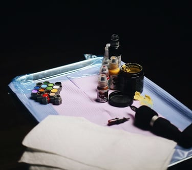 Materiais de tatuagem com tintas de tatuar de cor.