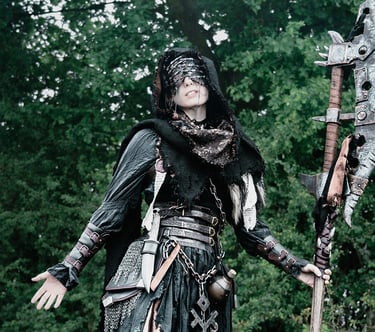 Capuche unique aux teintes de marron rouille et cuivre sur une femme en tenue fantasy