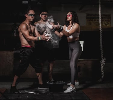 "Un groupe d'individus participant à un cours de CrossFit, en faisant l'haltérophilie.