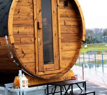 a barrel of sauna sitting on a trailer