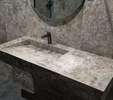 Kriauklė iš plytelių individualaus namo vonios kambaryje