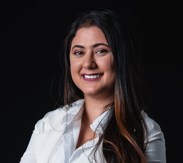 Retrato profissional de advogada especialista com blazer azul.