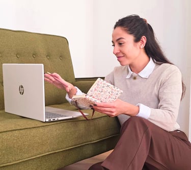 Agustina Flores, asistente virtual, trabajando con clientes