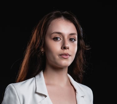 Retrato profissional de assistente administrativa com fundo neutro.