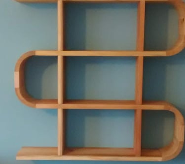 Set of 4 wall-mounted wooden shelves in an S shape