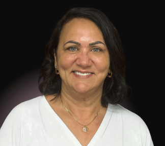 Retrato profissional de contadora sorridente com fundo escuro.