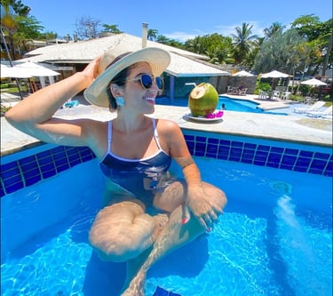 uma mulher de biquíni sentada em uma jacuzzi