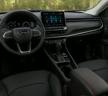 Interior do Jeep Compass moderno com painel digital, central multimídia flutuante