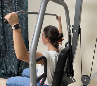 Une machine multifonction pour renforcer les muscles des bras et des jambes.