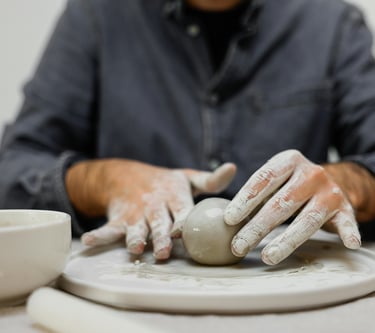 une personne en train de modeler une boule d'argile
