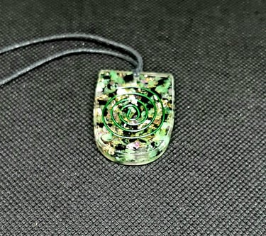 pendentif d'orgonite, générateur d'énergie positive