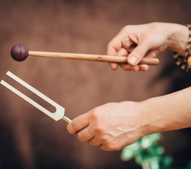 Diapason thérapeutique avec mailloche pour séance de sonothérapie