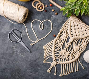 Colgante de macramé hecho a mano con cordón de algodón, cuentas de madera