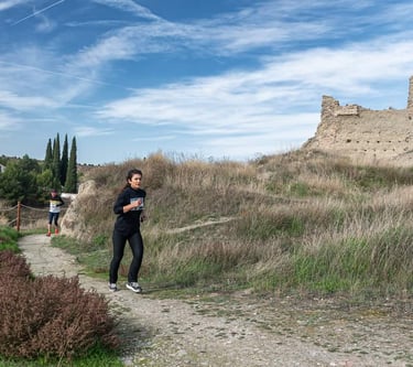 Almudena subiendo el castillo 