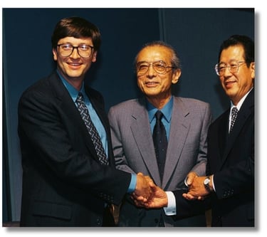 O presidente da Nintendo, Hiroshi Yamauchi, aperta as mãos do CEO da Microsoft, Bill Gates,