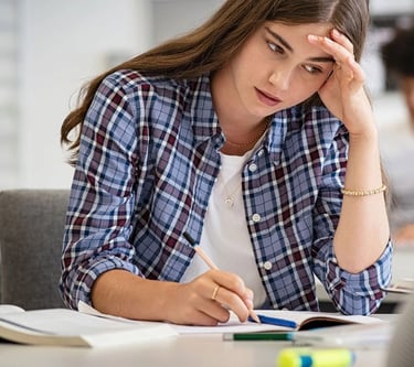 Etudiante stressée en situation de révision avant un examen