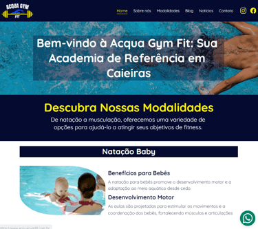 uma página de site com a foto de uma mulher nadando