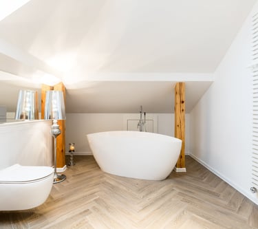 salle de bain sous combles avec baignoire 