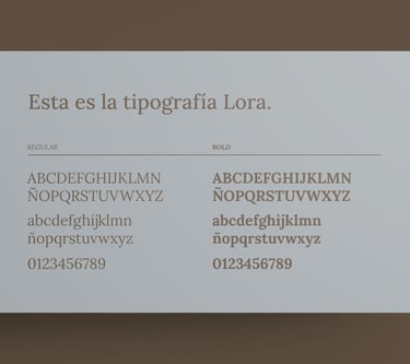 tarjeta sobre fondo marron con texto de tipografia lora