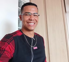 Homem de óculos sorrindo