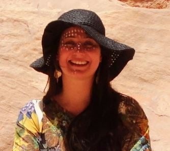 Foto da autora no tesouro em Petra.
