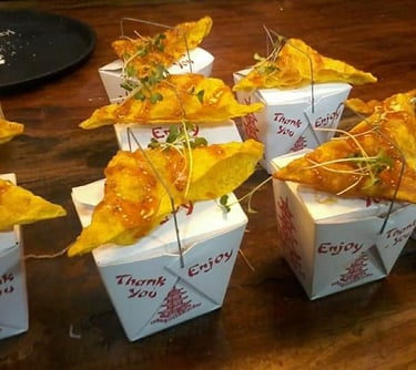 Almuerzos corporativos gourmet en cajas originales.